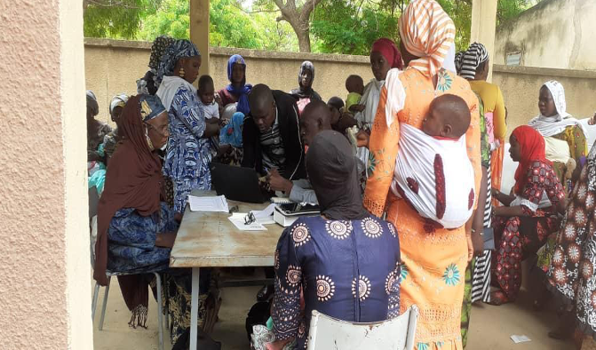 Participants’ lists are being checked in Tamani village, Baroueli circle, Segou region.