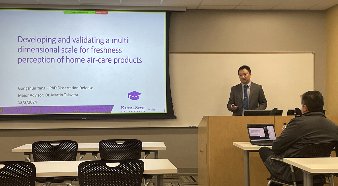 Gongshun Yang presents his doctoral defense. 